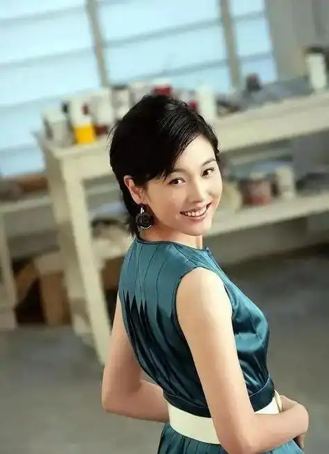 演员张延嫁大5岁香港丈夫婚后生一女如今女儿比她还漂亮