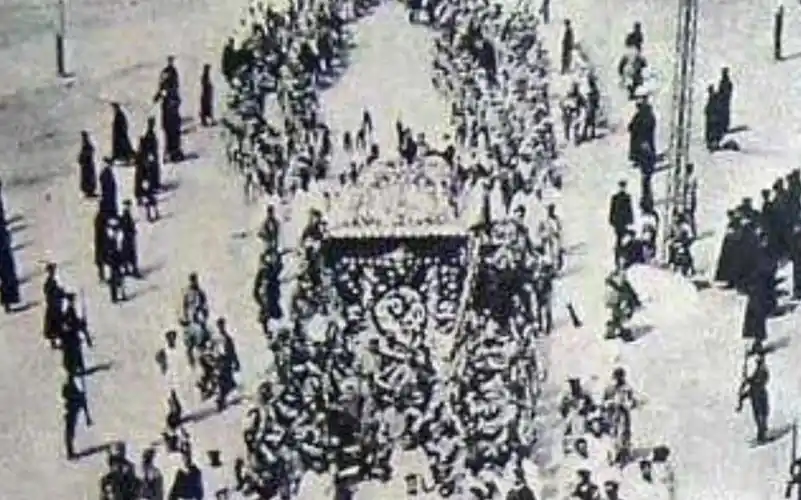 外国记者实拍慈禧出殡全过程,光抬棺的就7920人,大清怎不亡?