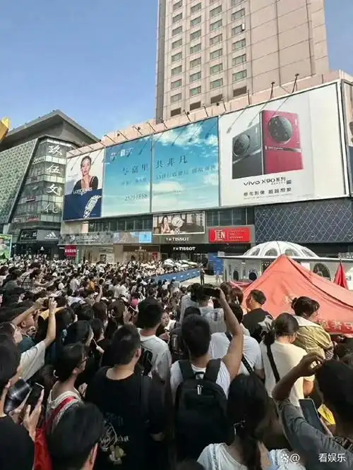 作为浪琴表的全球代言人,赵丽颖此次活动的亮相让众多粉丝疯狂应援,大