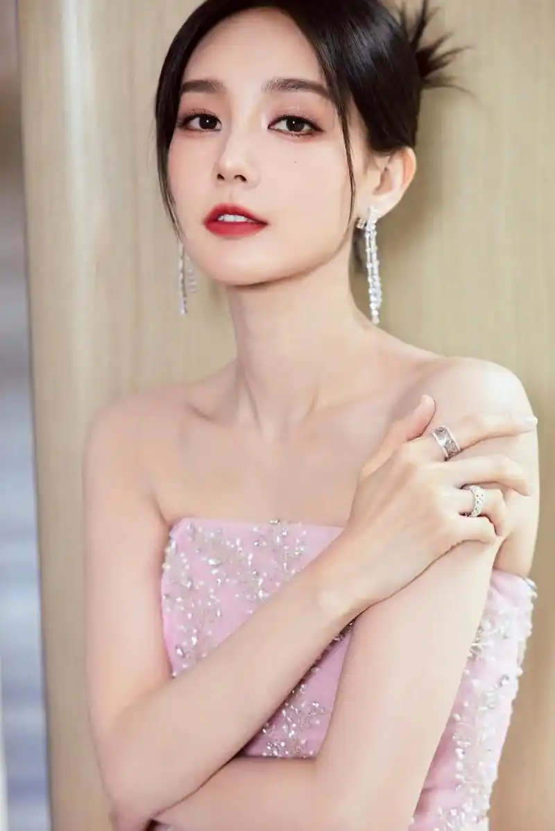 李一桐太漂亮了,眼神里充满灵气,总是给人一种如沐春风的感觉