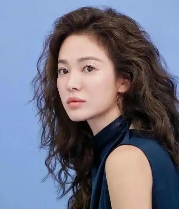 4050岁女人尽量别留长发烫小卷了这些发型更减龄显脸小