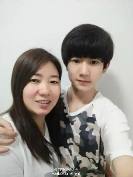 王源和他妈妈的照片