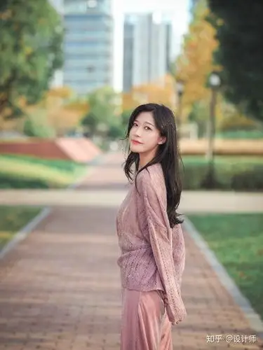 一个人拍照也能自然漂亮这个8姿势学起来拍照真的美