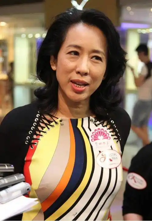 朱玲玲才是真的冻龄女神穿彩色裹身裙优雅精致端庄典雅