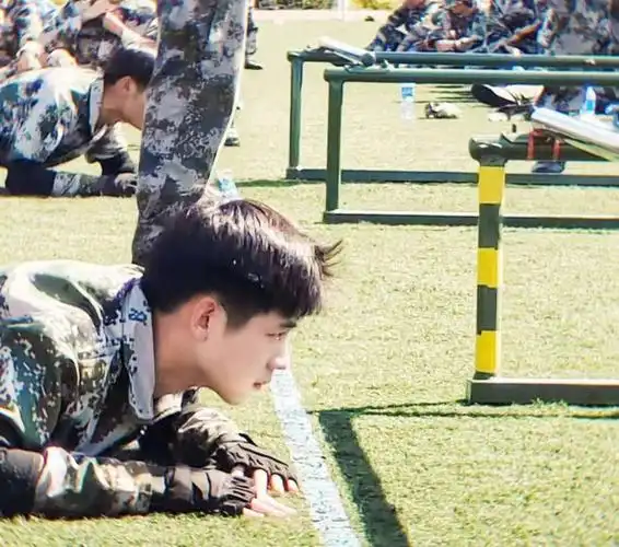 刘昊然军训分然太帅啦