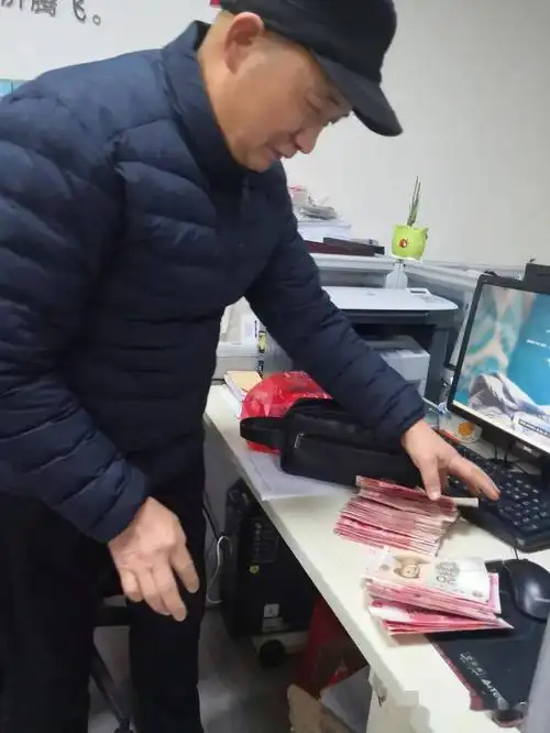 万分着急潢川一男子竟将3万现金忘在公交车上幸好