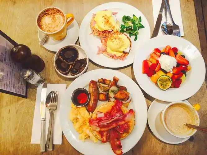 英国有哪些好吃的攻略_遇见英国伦敦特色美食餐厅the breakfast club