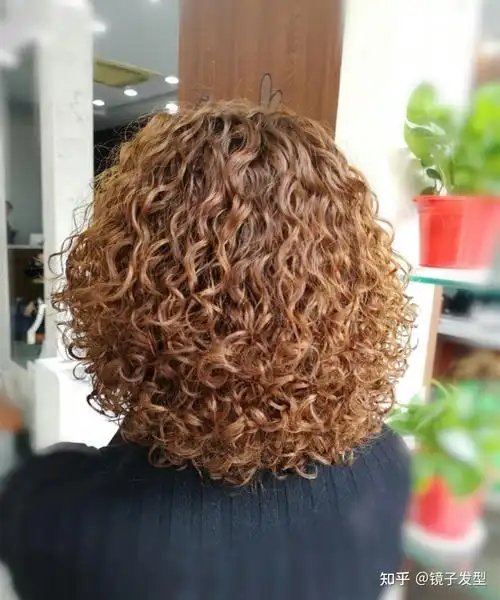 大多数女性都爱剪的一种发型,减龄时尚又瘦脸,要是搭配满头卷烫发的话