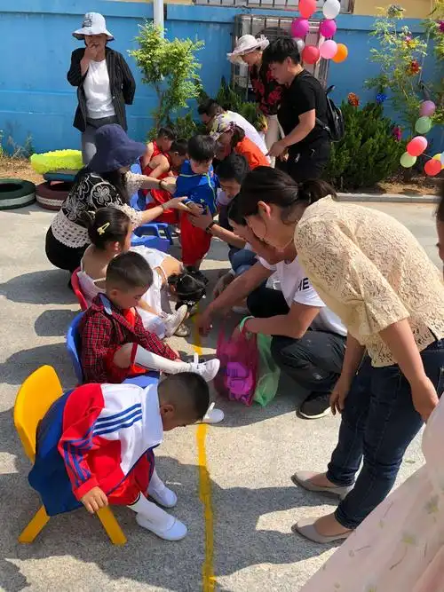 小班的亲子游戏《穿鞋》,在宝爸宝妈的鼓励配合下,孩子们积极的进入了