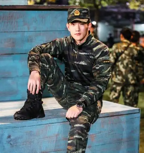 何捷大量私服照曝光,低头抿嘴神似郑恺,健身近照荷尔蒙爆棚