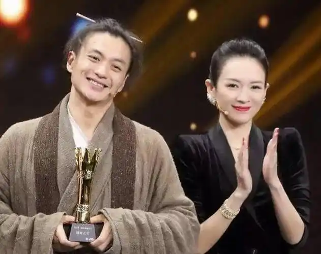 章子怡周一围拍吻戏借位,被对方调侃脸烫,听到再来一次满脸抗拒