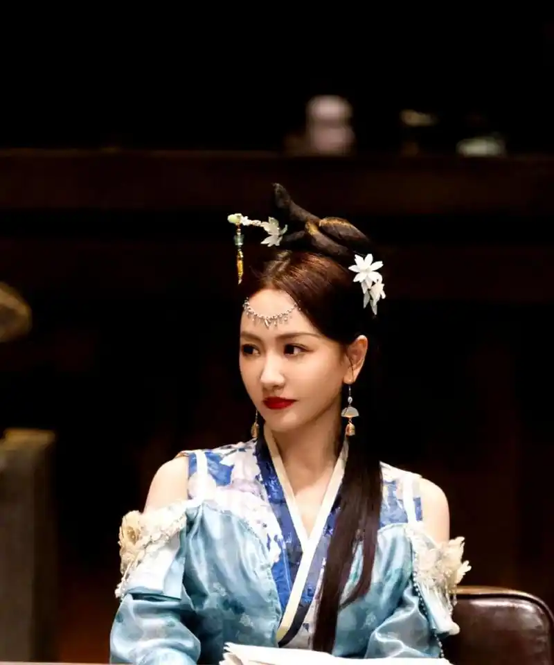 杨蓉大侦探的新剧照公主造型真美,期待看到更多照片.