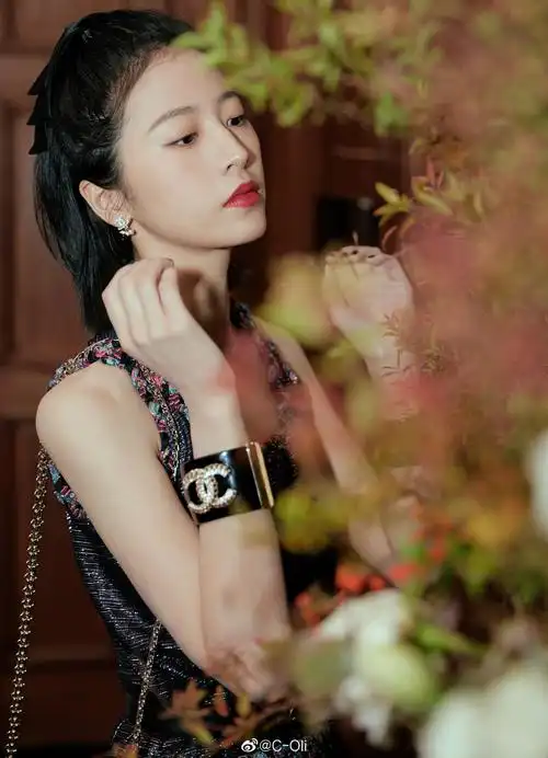 气质美女明星壁纸-周雨彤《爱情而已》