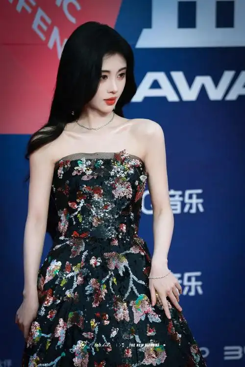 鞠婧祎红毯##qq音乐巅峰盛典