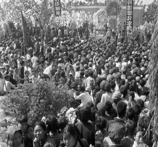 原创焦裕禄下葬时罕见老照片曝光现场人山人海众人挥泪送别