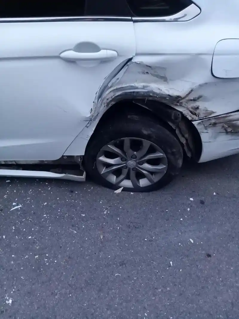 司机师傅们出门在外注意安全我们车被追尾撞这样了还好没有人员伤亡