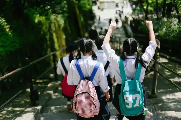 日本初中生几点上学_日本初中生寒暑假开学时间