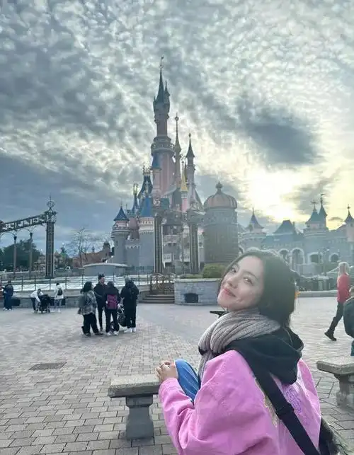 庄达菲迪士尼快乐游玩一天素颜出游接地气