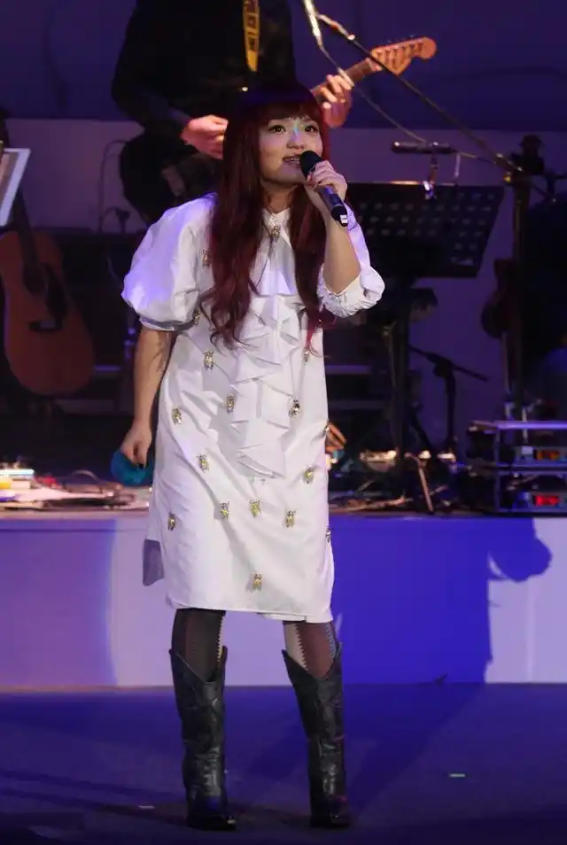 徐佳莹每次打扮都很丑!特别是她搭的鞋子,没有一双是好看的!