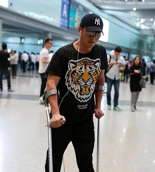 吴京是中国电影界的国宝级影星,他通过作品和实际行动展现了真正的