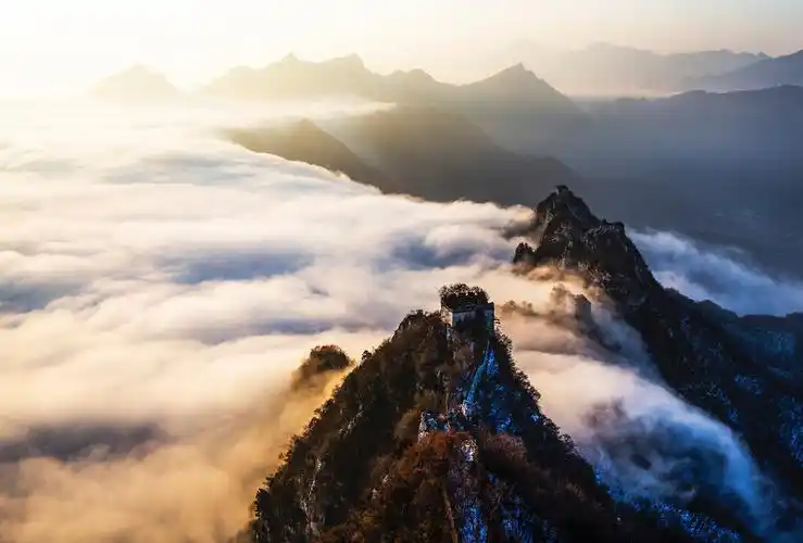 万里长城是中华民族脊梁的象征!