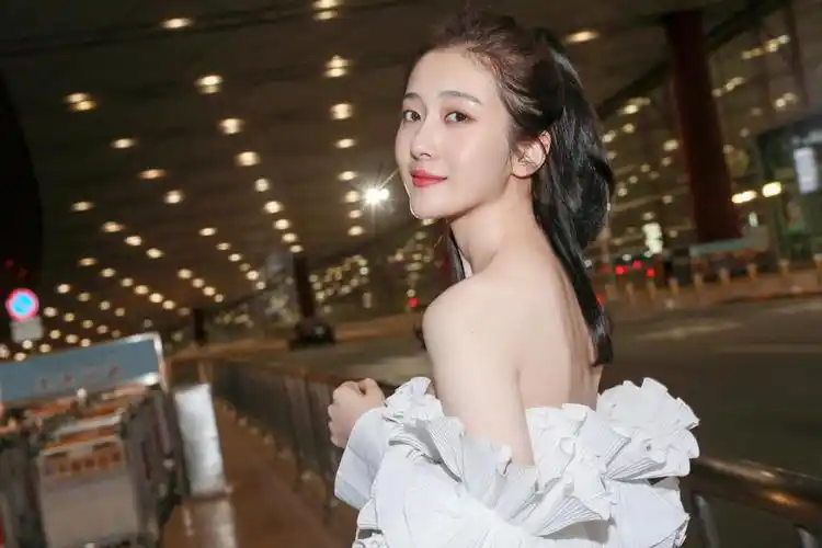 杨欣颖性感机场街拍照图片