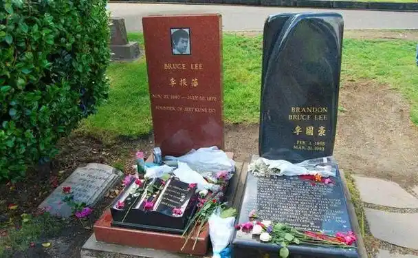 美国李小龙墓地:儿子陪伴在他旁边,墓碑前刻着12个字,令人深思