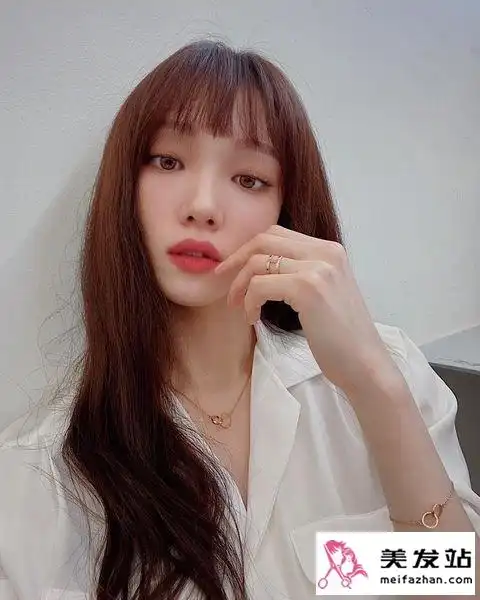 2021女生流行发型盘点 减龄齐刘海洋气羊毛卷都有_时尚发型 - 美发站