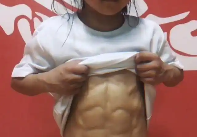 成年人的肌肉让小女孩拥有,就感觉怪怪的