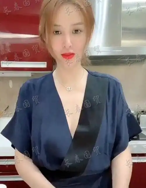 日前,康作如近照曝光,41岁的她肤白貌美保养得非常好,气质优雅不输女