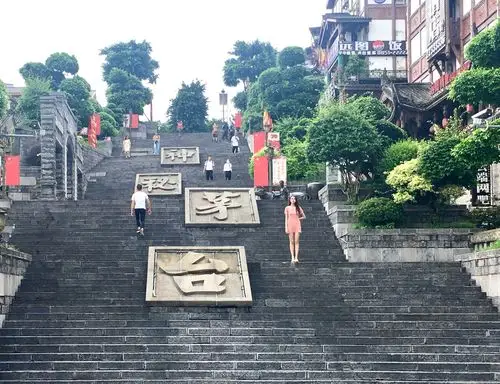 兴建了这个纪念广场 镇东的"茅酒之源"景点 早年,茅台古街,酒坊遗迹