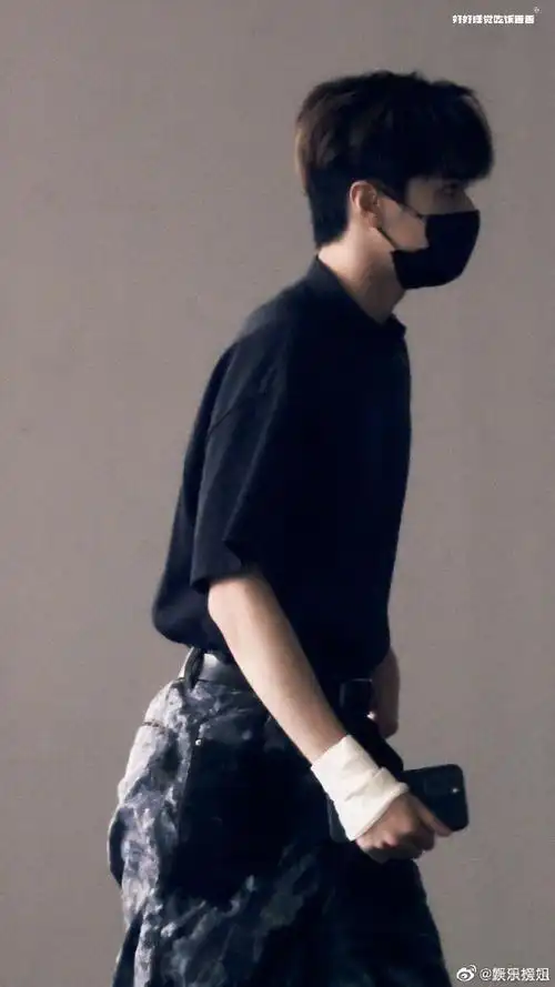 严浩翔手怎么了#严浩翔的手为皮外擦伤并已进行了处理,需要运动的