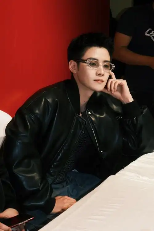 任豪poi超话92#任像记录册#潮流不局限@任豪_evol"墨镜豪"90今日