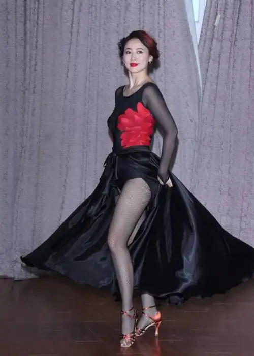 亚洲小姐翁虹不仅出身书香世家,还学过舞蹈,经典作品无数