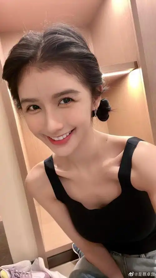 对此,有网友发现,王大陆绯闻女友蔡卓宜于12日点赞了喊话网友报警的