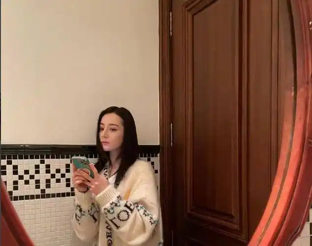 迪丽热巴外出拍摄,进摄影棚前拿手机自拍,旁边两位男助理看呆了_时候