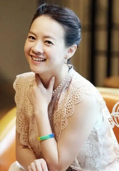 曾志伟50岁女儿老态尽显,未婚未育隐退,去国外旅游过生日