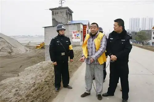 图为犯罪嫌疑人指认犯罪现场.