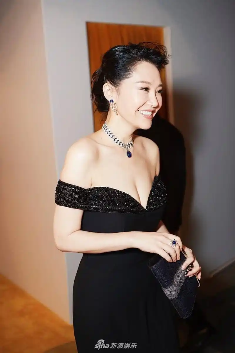 女神!许晴穿晚礼服身姿婀娜低头整理裙摆高贵迷人