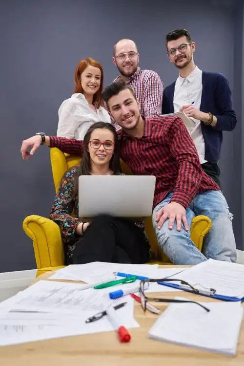 同事们在写作图片-年轻的创意合作团队素材-高清图片-摄影照片-寻图