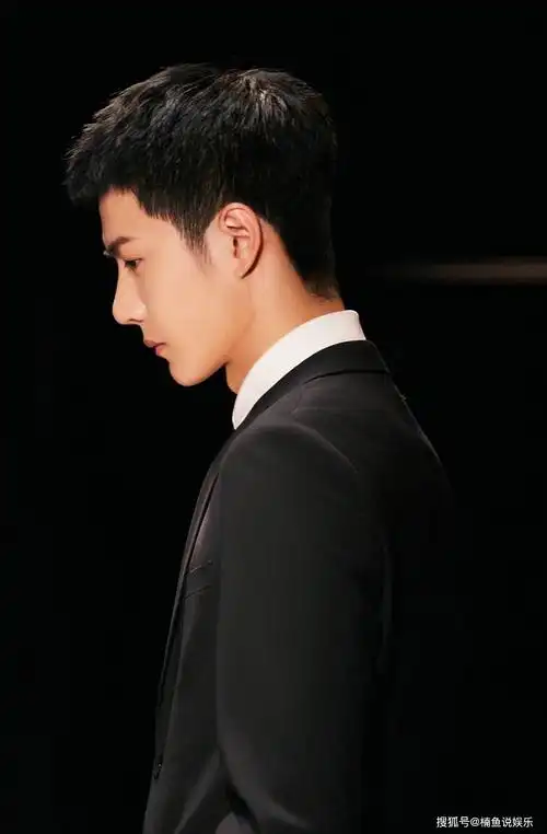 王一博参加央视晚会太迷人!寸头搭配西装一身正气,高级感满满_造型