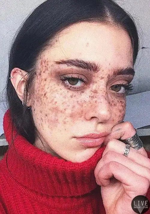 这位"满脸雀斑"的法裔模特,为这个世界带来另一种美的选项!