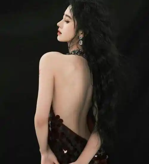 鞠婧祎泳装曝光,身材如此完美!穿比基尼露出美背,网友大饱眼福