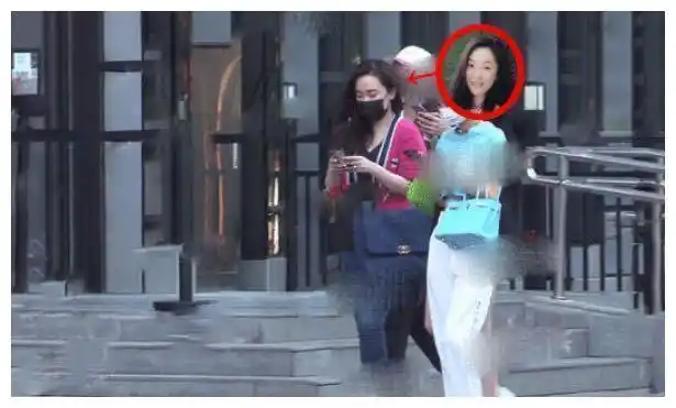 霍思燕与闺蜜现身商场,小香风开衫配大牌包,走路姿势尽显阔太范