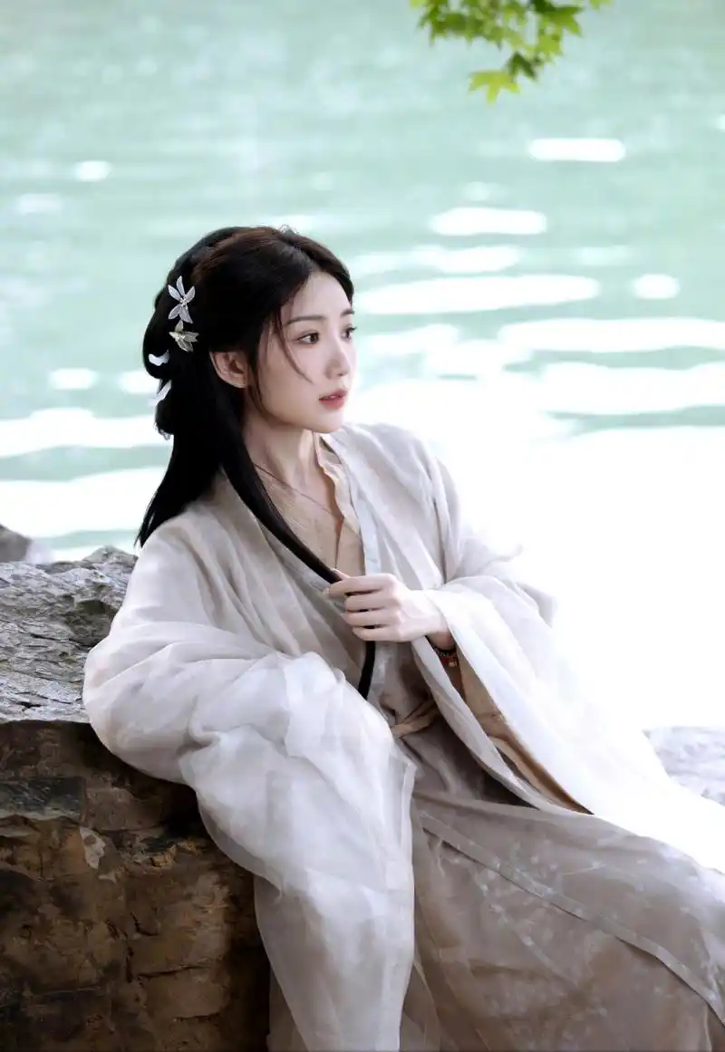 毛晓彤穿古装,再打古伞,特别有穿越感.好美好美.