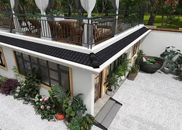 这个老旧平房有些破破烂烂的,一看就是年代久远了,墙面开裂,漆皮剥落