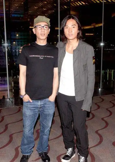 郑伊健与陈小春再度联手休闲鞋服现身飞砂风中转首映