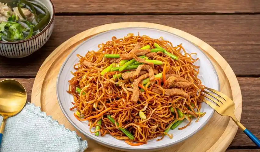 河南蒸卤面配上一瓣蒜一碗鸡蛋汤满满的家的味道