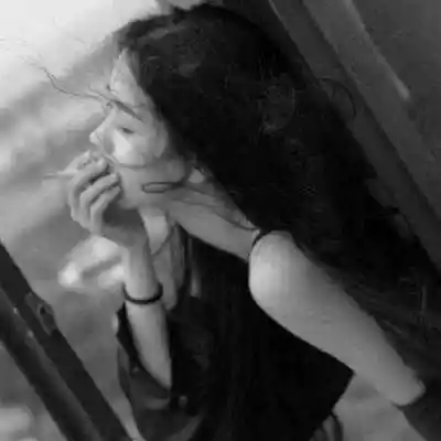 失恋伤感女生黑白头像