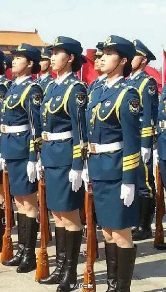 我军首批13名仪仗女兵在京亮相平均身高172米